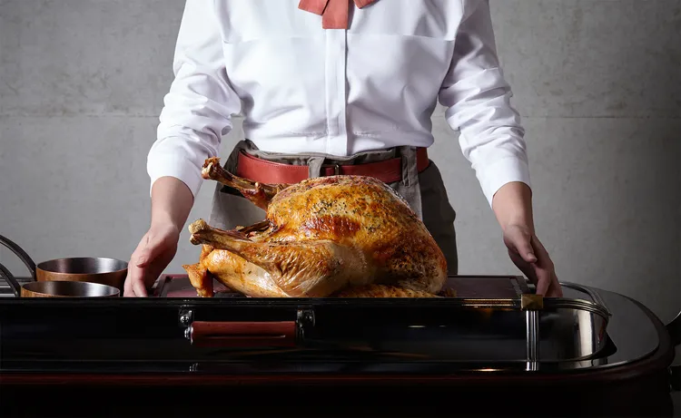 誠品行旅The Chapter Cafe首度供應無國界半自助式饗宴，並有「爐烤香料火雞」專人現切服務。業者提供