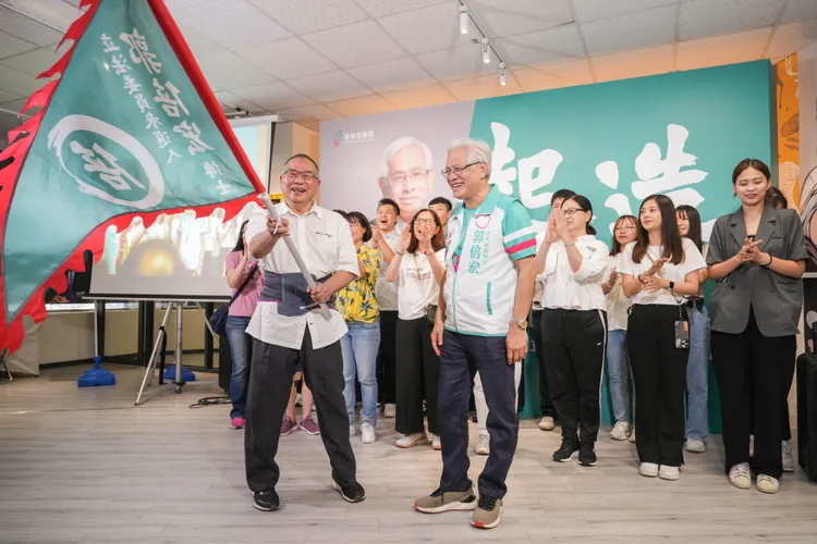 前市議員陳乃靜(左)涉嫌幫郭台銘向民眾收購連署書遭羈押禁見。資照