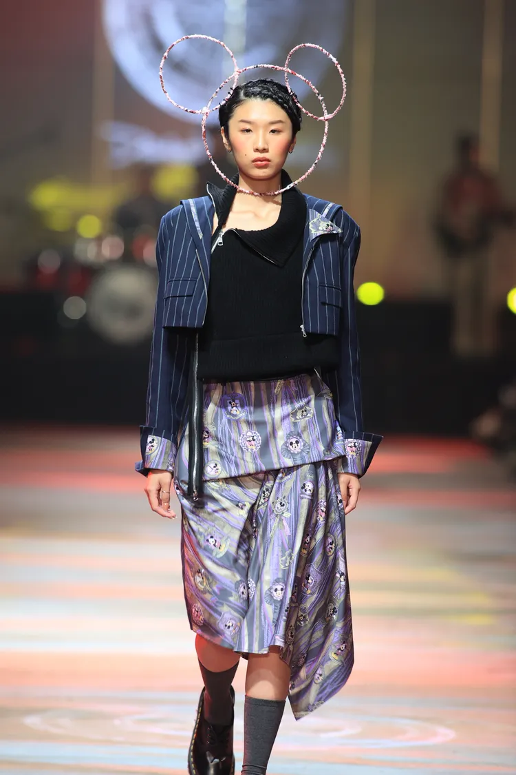 模特兒戴上米奇造型的頭飾。品牌提供