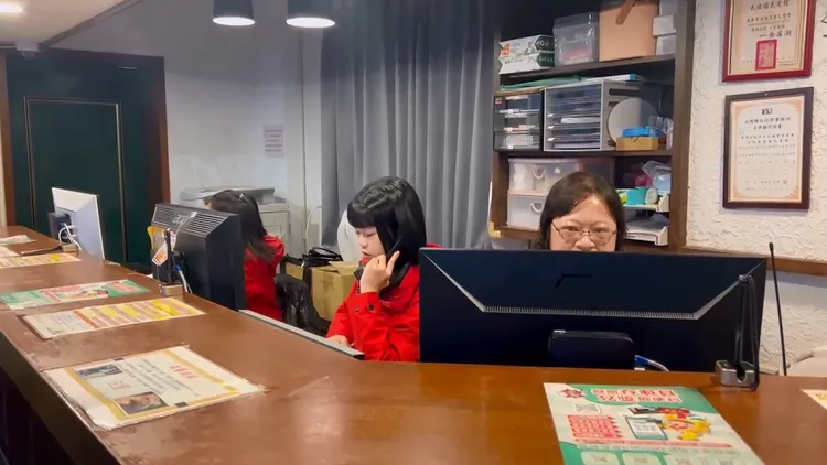 武陵農場工作人員忙著接聽訂房電話。武陵農場提供