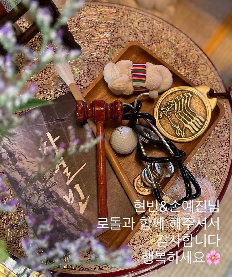 業者曝光玄彬與孫藝真兒子的抓周道具。romanticdolparty IG