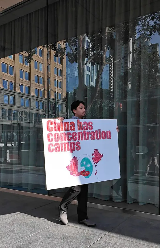 13日有民眾手持「China has concentration camps」（中
國有集中營）標語牌，在傳為中國國家主席習近平下榻飯店的瑞吉酒店附近徘徊抗議。（APEC台灣媒體團提供）中央社