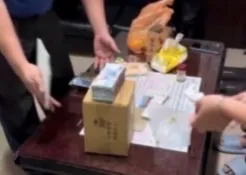 陳姓保全監守自盜後依舊假裝沒事繼續上班，警方鎖定後前往拘提逮捕。翻攝畫面