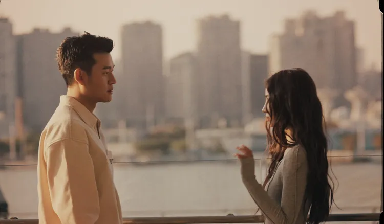 周興哲（左）和女模特在上海拍攝戶外戀愛場景。星空飛騰提供