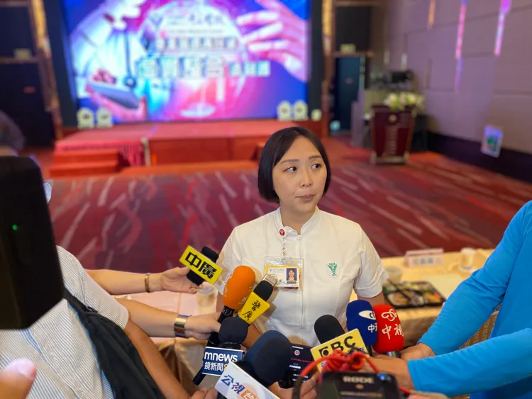 護理師董育珍笑說，交班不再是護理師的噩夢。王志弘攝