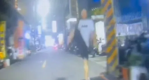 行人地獄變「騎士地獄」 白目男竟伸無影腳踹車!這理由讓人怒