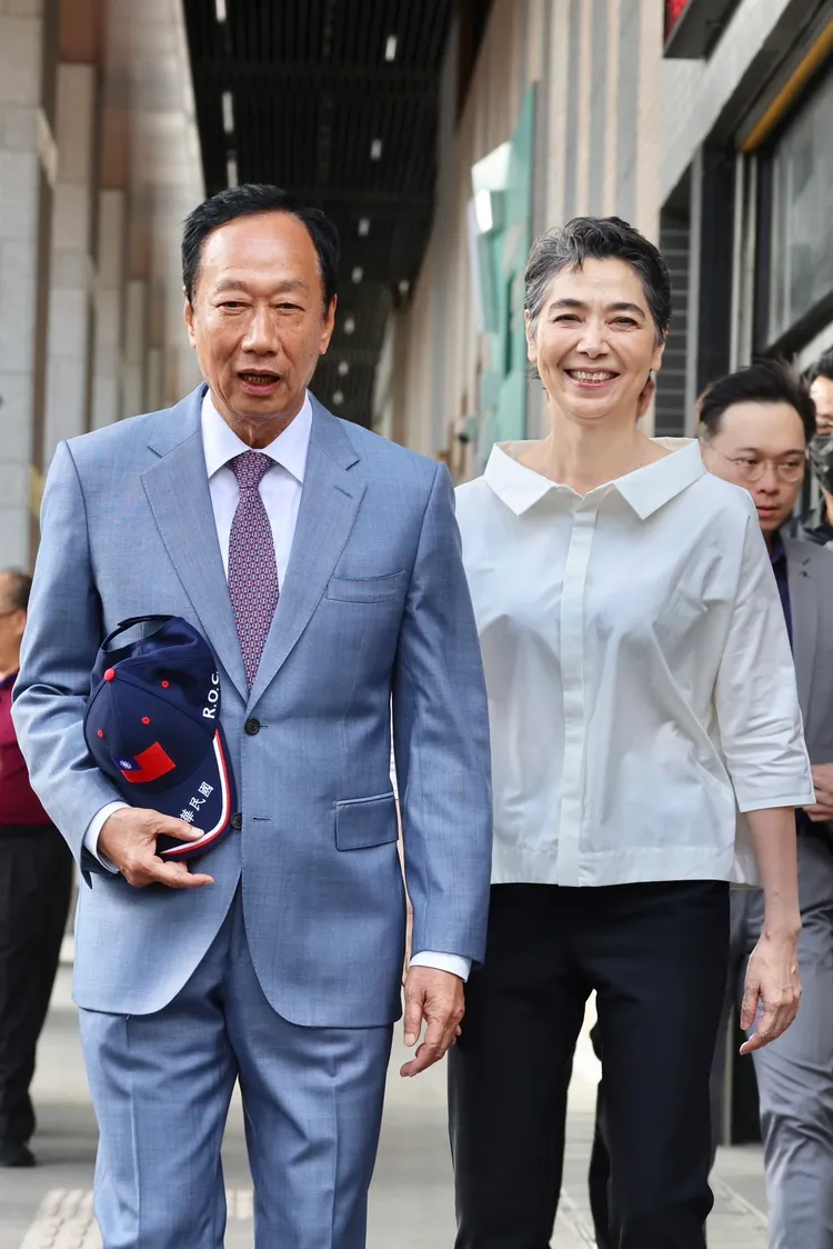 郭台銘手上拿著有中華民國國旗的帽子。林林攝