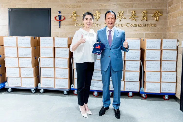 郭台銘親送連署書。郭辦提供