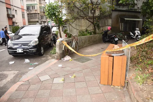 富二代為6萬元捅死阿姨！蹲路旁抽菸　退休名師死前身影曝光