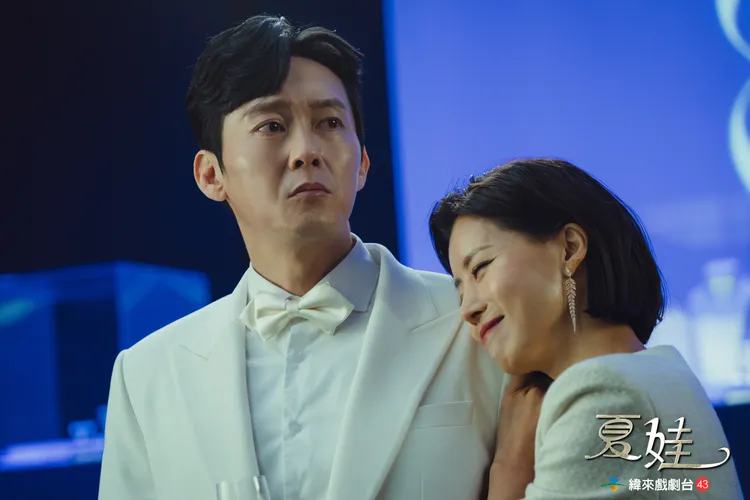 裕善（右）劇中因老公朴秉恩出軌，時常摔東西洩憤。緯來戲劇台提供