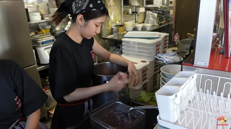 網友神出該名台灣正妹正是台灣棒球國手許銘傑的女兒。翻攝《SugoUma Japan / 日本料理》的YouTube頻道