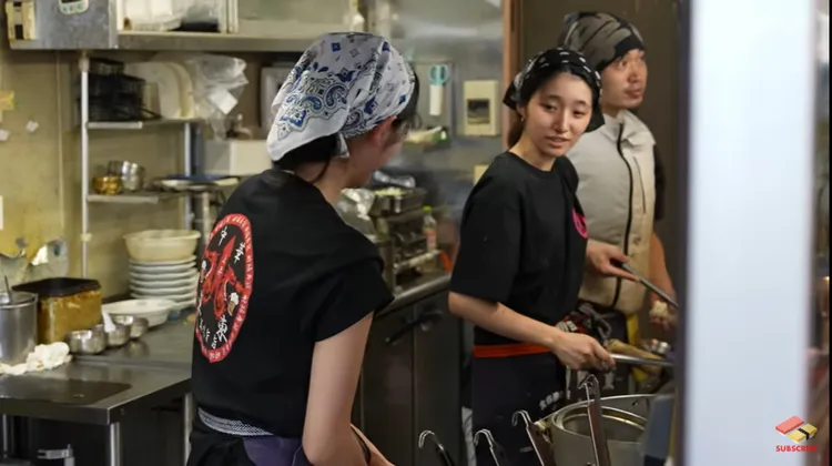 網友神出該名台灣正妹正是台灣棒球國手許銘傑的女兒。翻攝《SugoUma Japan / 日本料理》的YouTube頻道