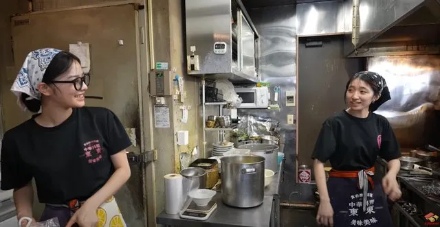 日本美食節目介紹日本一間中華料理店的內容，2名女廚是正妹。翻攝《台大批踢踢》實業坊