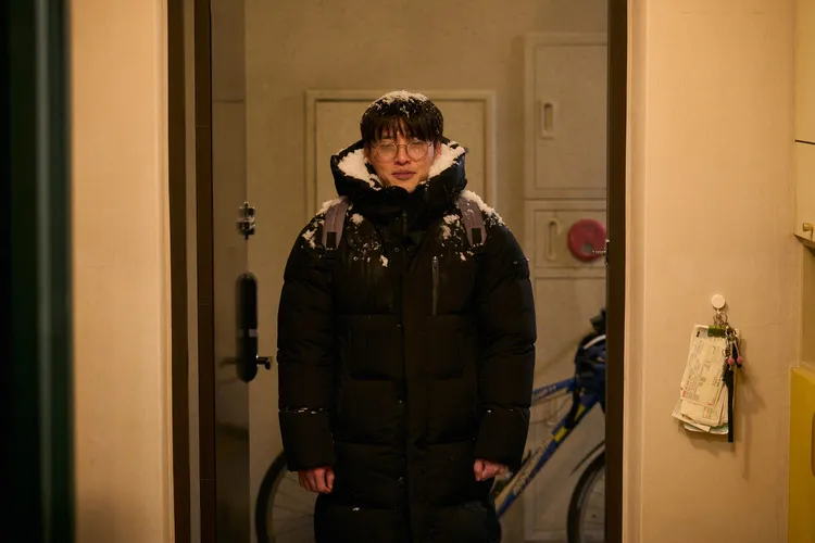 姜河那笑說「淋了滿頭雪」的戲，窩囊到自我懷疑。車庫娛樂提供