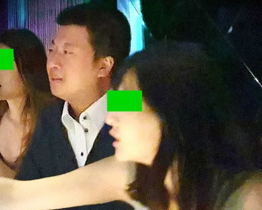 民進黨發言人被爆上酒店!2爆乳辣妹作陪 他怒揭:深夜微信轟炸「要用錢收買我」
