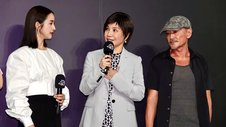 唐美雲（中）和林鉅（右）飾演林依晨（左）的父母。彭欣偉攝