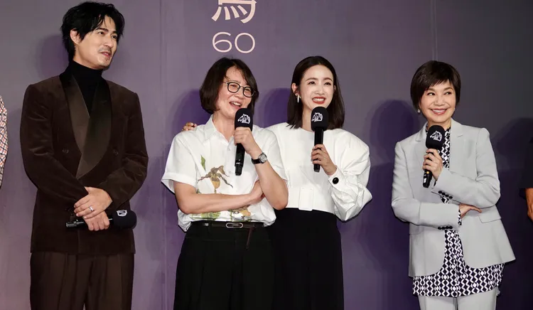 林依晨（左3）的角色有部分是以導演黃文英（左2）為原型。