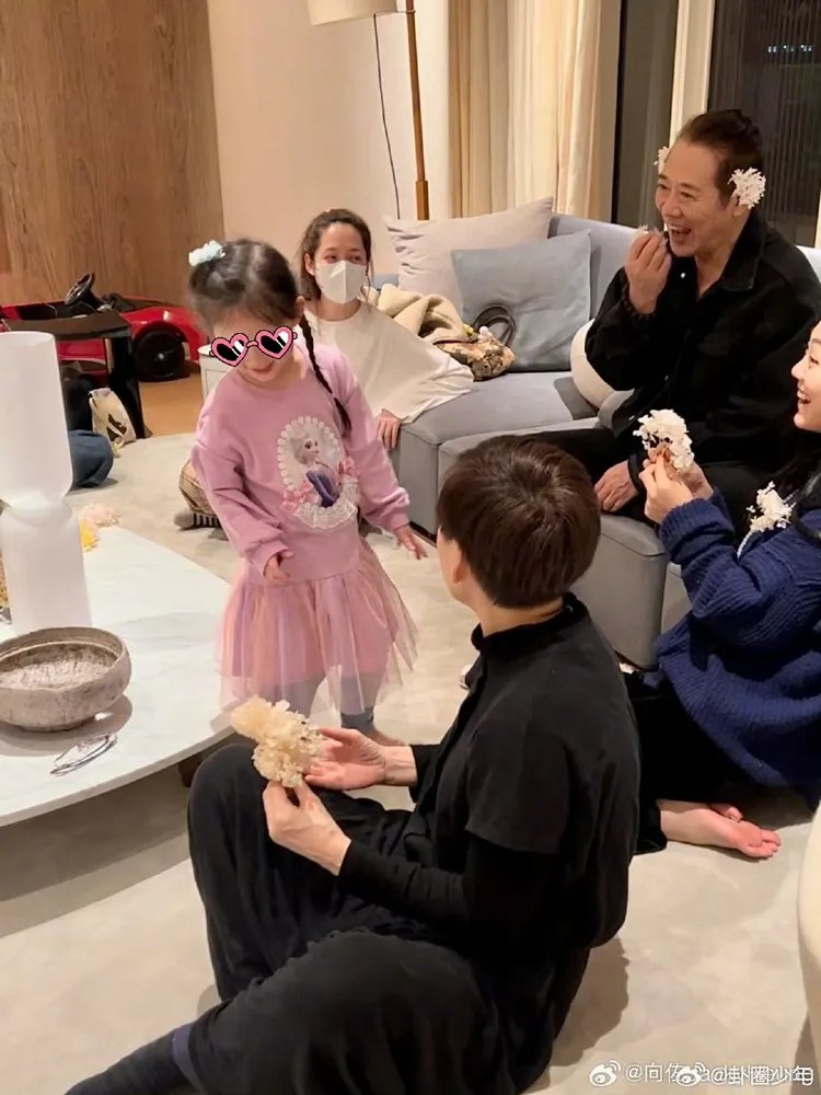 郭碧婷（後）戴著口罩仍掩不住笑意。翻攝向佐微博