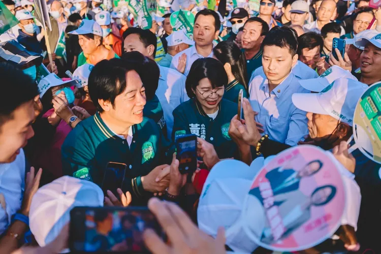 賴清德前往彰化，大進場時受到支持者簇擁。賴清德競辦提供