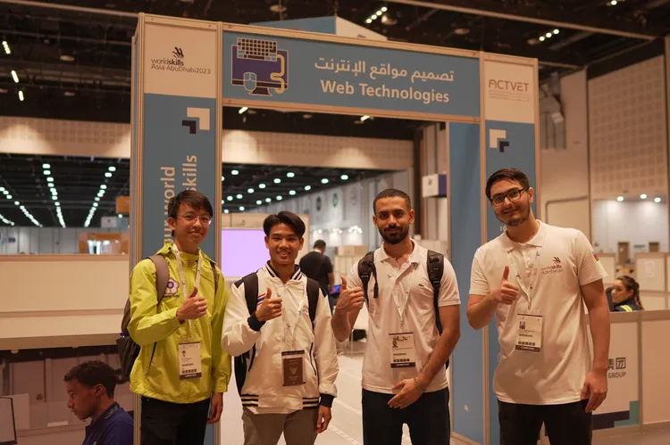 2023亞洲技能競賽開幕典禮中，我國由網頁技術職類選手傅永傑（左1）領旗進場，圖為傅永傑與他國選手合影。OPEN技職提供