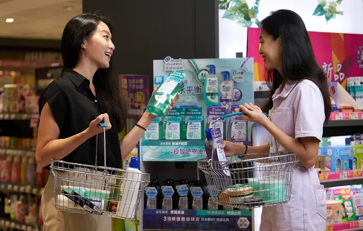 ▲好產品就要和好閨蜜分享！編編正準備到小屈補貨時，就看到民眾一罐一罐地拿呢！