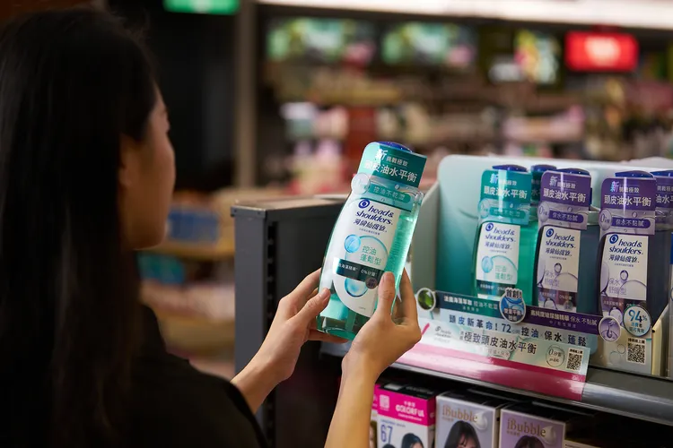 ▲海倫仙度絲全新推出的油水平衡系列，包括控油蓬鬆型(綠)添加天然海藻，讓髮根蓬鬆有型，洗起來頭髮不乾澀。保水舒緩型(紫)添加高純度玻尿酸精華，告別乾癢緊繃。