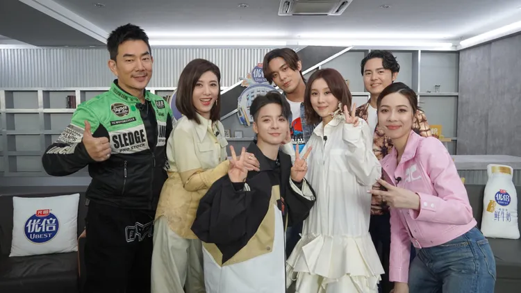 任賢齊（左起）、蘇慧倫、Amber、告五人合組「包山包海」，白安（右二）加入幫唱。相信音樂提供