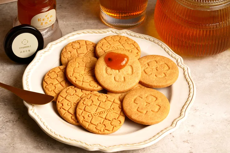 奶油壓花薄餅Ｘ柯亞果醬，薄餅酥香口感與天然果醬，完美恰好的搭配。業者提供