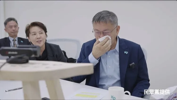 柯文哲在和黨內人士談話時哭了。民眾黨提供