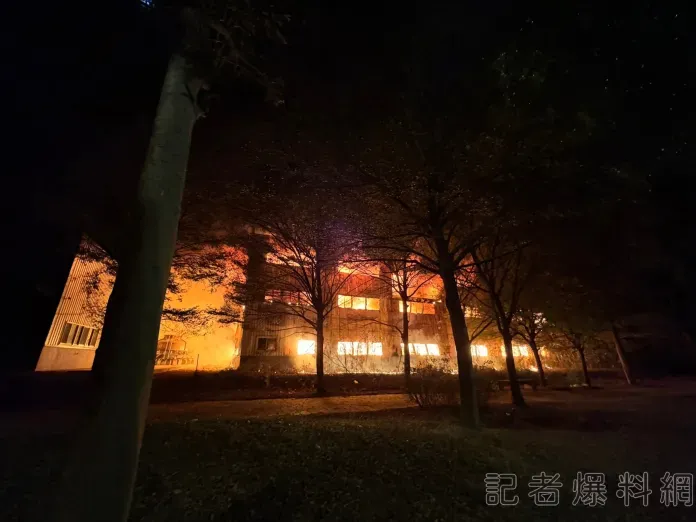 資源綠能倉庫昨大火，12小時還未完全撲滅。翻攝「記者爆料網」