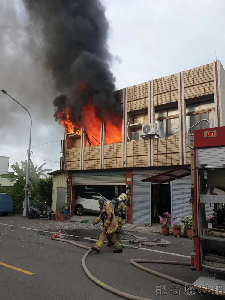 今早透天厝猛烈火勢。翻攝「記者爆料網」