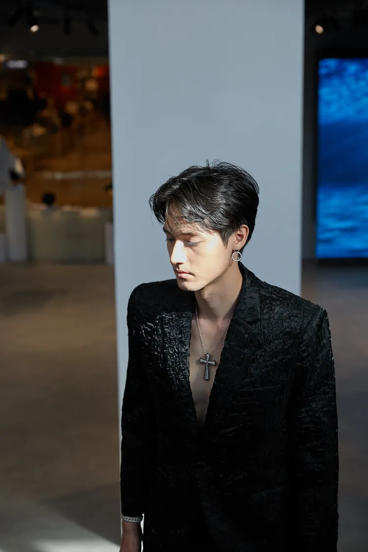 波紋緹花西裝外套，2萬2000元。品牌提供