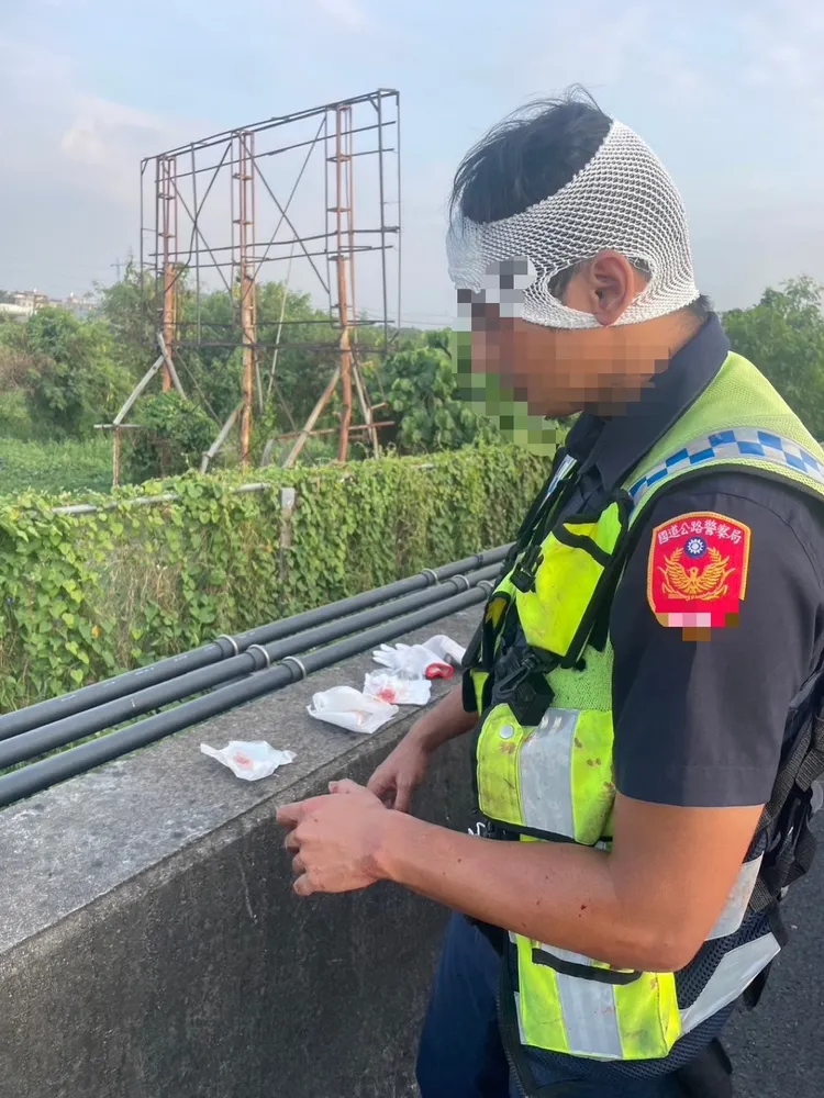 國道警察制伏通緝犯，造成多處擦挫傷。翻攝畫面