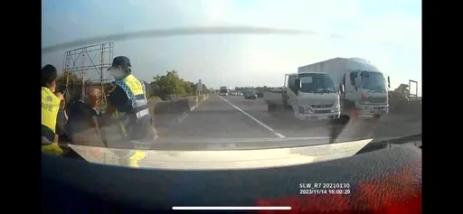 國道上爆胎卻拒關懷!通緝犯想落跑 弄傷警察還多了一條罪