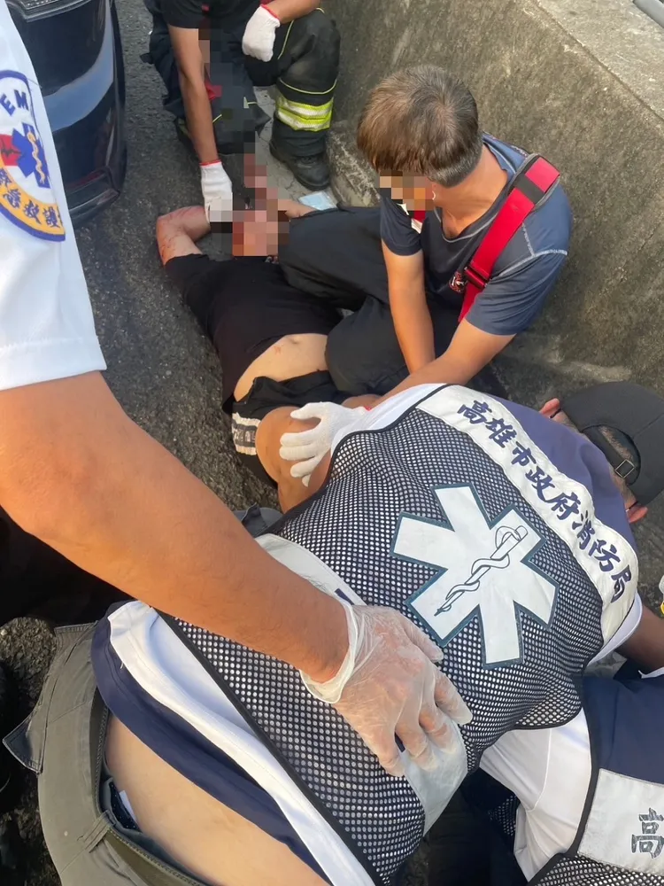 國道警察制伏通緝犯，造成多處擦挫傷。翻攝畫面