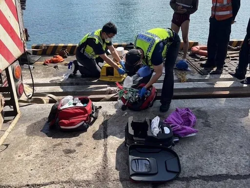 橋式機除鏽出意外!基隆港工人10樓高空落海 肋骨骨折溺水身亡