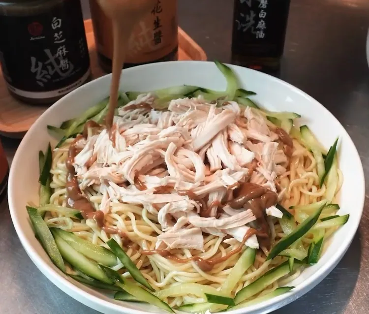 麻醬雞絲拌麵食材:雞胸肉200克、米酒1大匙、油麵200克、小黃瓜絲30克、溏心蛋半顆
(依個人需求)、白芝麻醬1大匙、花生醬1大匙、水2大匙、醬油1大匙、小磨白麻油2大匙、
糖1茶匙、烏醋1茶匙。IG @woodywoody315 提供