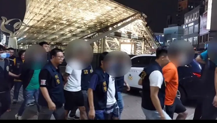 警方在17小時火速查緝犯嫌曾男等7人到案。翻攝畫面