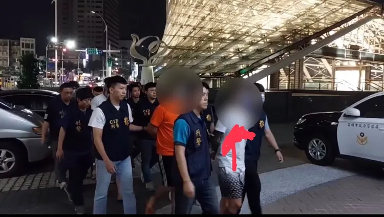 警方在17小時火速查緝犯嫌曾男等7人到案。翻攝畫面