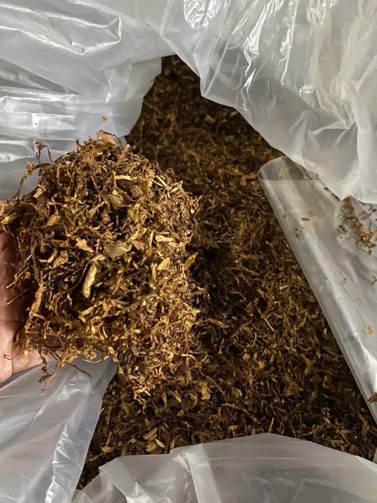 這些菸草下腳料原本要當成肥料，卻被製成劣等私菸出售。民眾提供