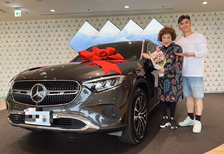 張志群（右）指阿姑幫付頭期，其他是自己分期啦。李朝永提供