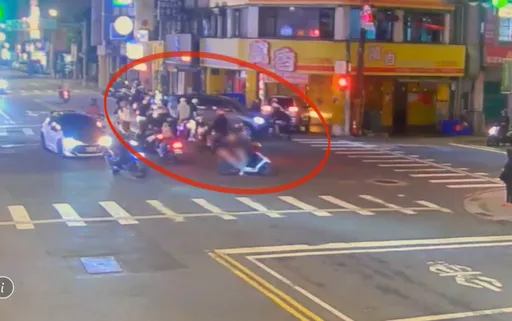 「轉彎車」擋路口車流 機車騎士怒了!持安全帽狂砸車下場曝光