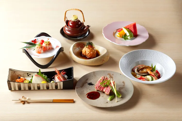 福容台北一館「磯雪和食套餐」內含鮑魚、甜蝦刺身、山椒百里香和牛、和風土瓶蒸。業者提供