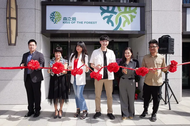 李子森與眾星友一同進行剪綵儀式。森之親提供