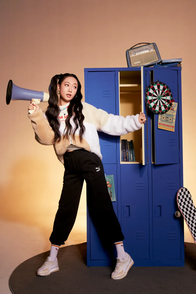 基本系列Cat羔羊毛連帽外套，3980元、流行系列P.Team圓領衫，2280元、流行系列Classics長褲，1980元。品牌提供