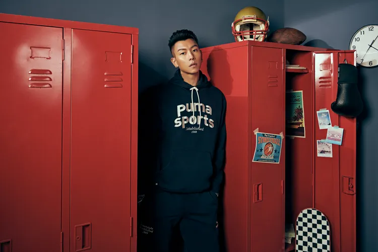 流行系列P.Team長厚連帽T恤，2580元、流行系列P.Team長褲2380元。品牌提供