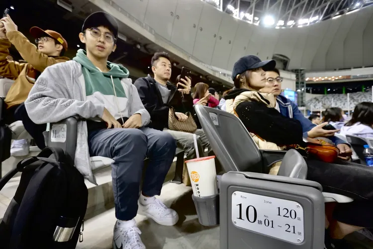 大巨蛋的座椅很舒服。  林林攝