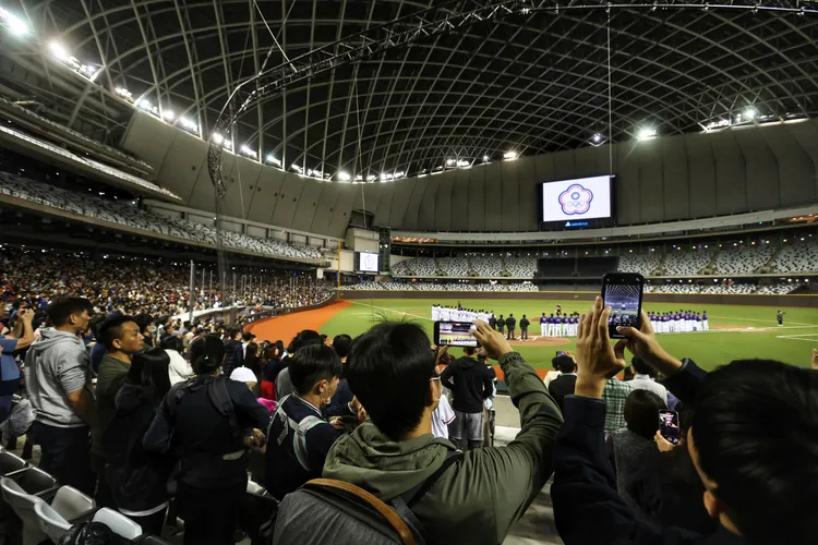 大巨蛋觀戰視野不錯。  林林攝