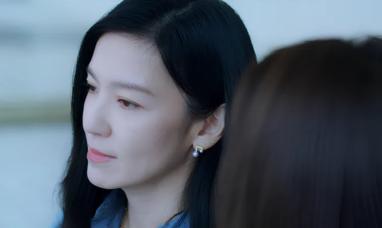 林熙蕾戴上balance note耳環。翻攝Netflix