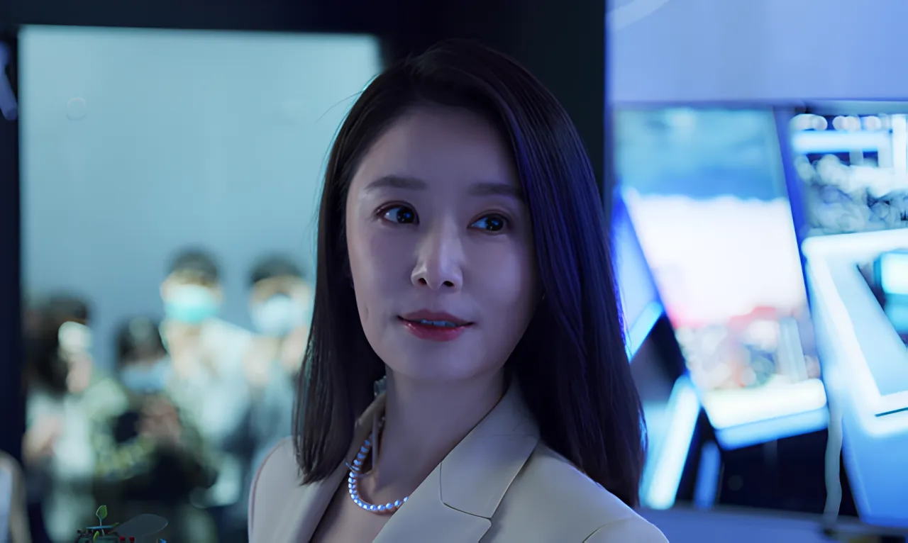 林心如劇中飾演主播,戴上TASAKI阿古屋珍珠項鍊。翻攝Netflix